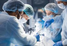 Surgical Robots Now Controlling Surgeons’ Hands surgeons performing an operation